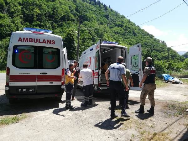 Trabzon'da otomobil dere yatağına yuvarlandı: 1'i ağır 2 yaralı 3