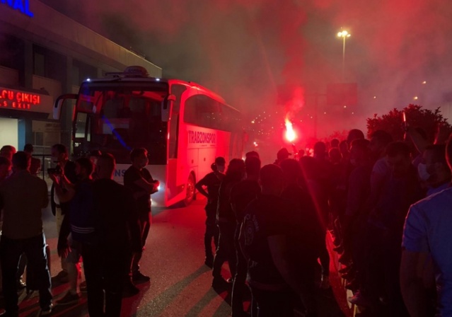 Alanya'dan dönen Trabzonspor'a gece yarısı coşkulu karşılama 8