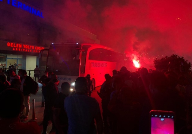 Alanya'dan dönen Trabzonspor'a gece yarısı coşkulu karşılama 7