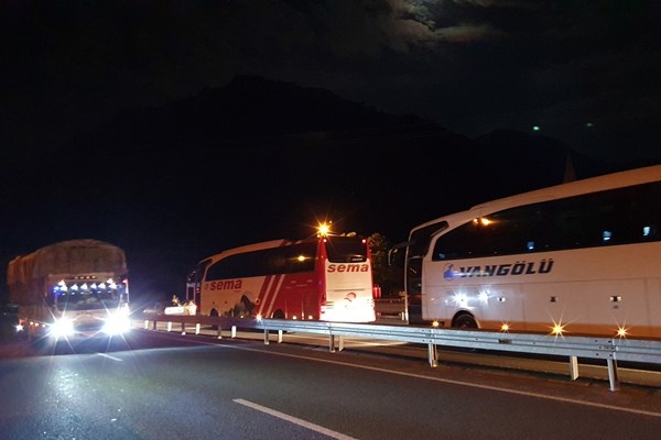 Trabzon Gümüşhane yolunda kaza! Otomobil hurdaya döndü 3