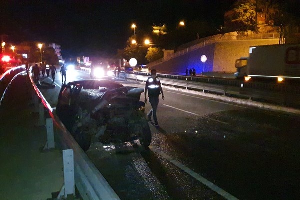 Trabzon Gümüşhane yolunda kaza! Otomobil hurdaya döndü 6