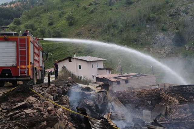 Vali Açıkladı! Artvin'e bir mahalle tamamen yandı 24