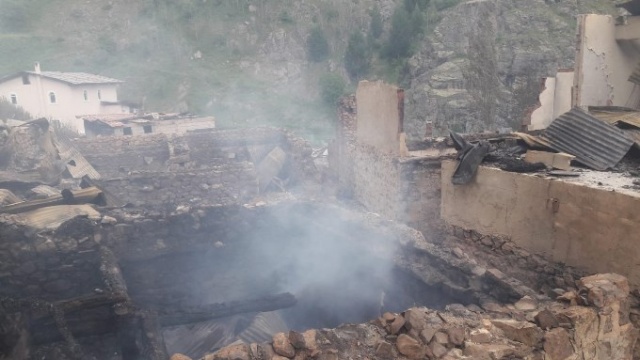 Dokumacılar köyünde çıkan yangının ardından yaralar sarılmaya çalışılıyor 3