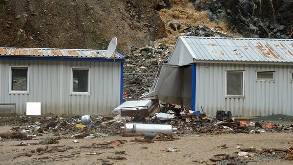 Trabzon'da 15 işçi selden kıl payı kurtuldu 7