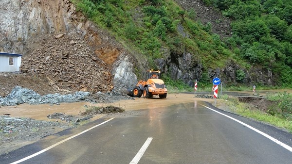 Trabzon'da 15 işçi selden kıl payı kurtuldu 9