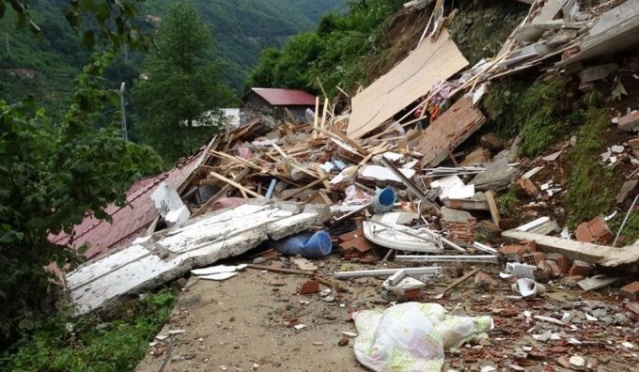Trabzon'da korkunç manzara: 3 katlı ev yerle bir oldu 3