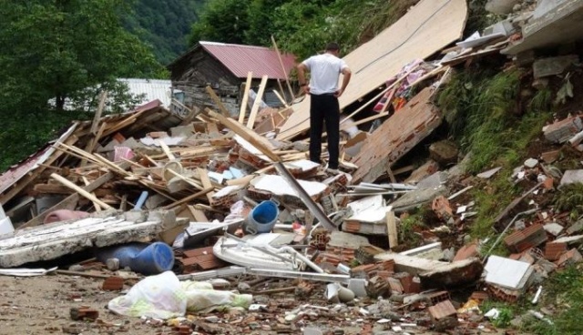 Trabzon'da korkunç manzara: 3 katlı ev yerle bir oldu 10