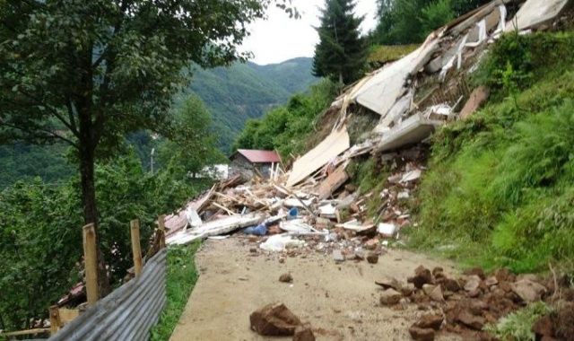 Trabzon'da korkunç manzara: 3 katlı ev yerle bir oldu 11