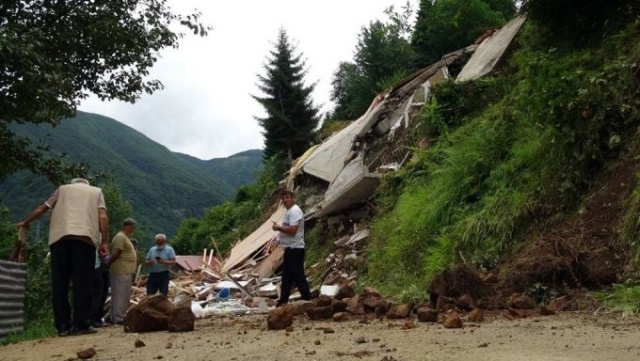 Trabzon'da korkunç manzara: 3 katlı ev yerle bir oldu 9