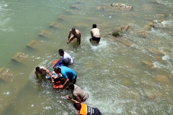 Bayburt'ta cip nehre uçtu: 6 yaralı 5
