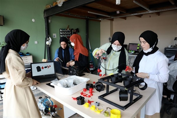 Trabzon'da öğrencilerden su altında giden robot 13