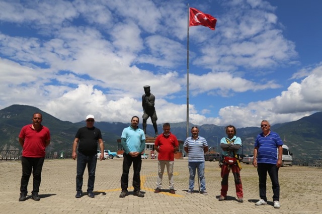İpi kopan Türk bayrağını dağcılar göndere çekti 11