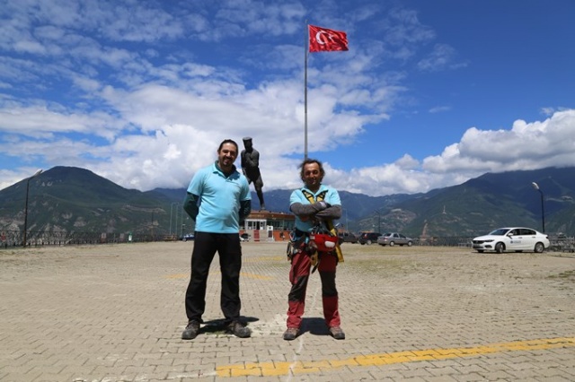 İpi kopan Türk bayrağını dağcılar göndere çekti 4