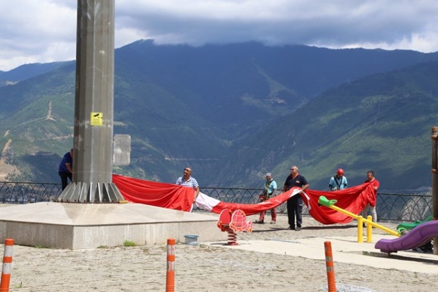 İpi kopan Türk bayrağını dağcılar göndere çekti 9