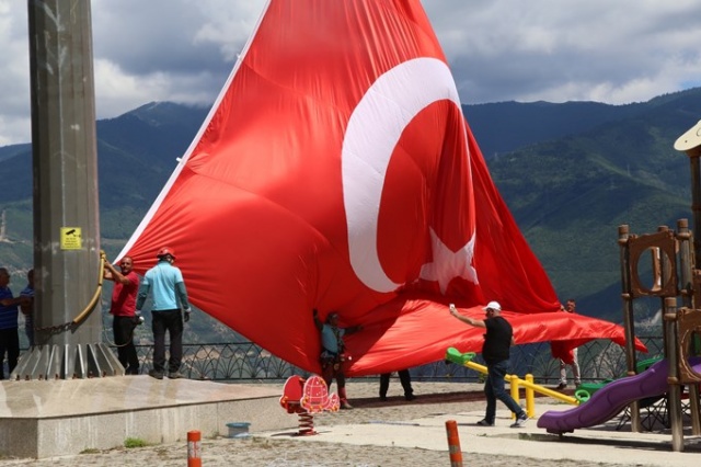 İpi kopan Türk bayrağını dağcılar göndere çekti 6