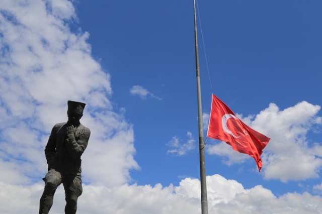 İpi kopan Türk bayrağını dağcılar göndere çekti 14