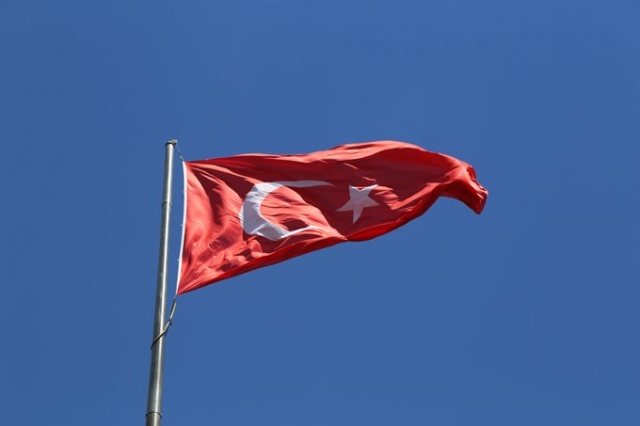 İpi kopan Türk bayrağını dağcılar göndere çekti 2