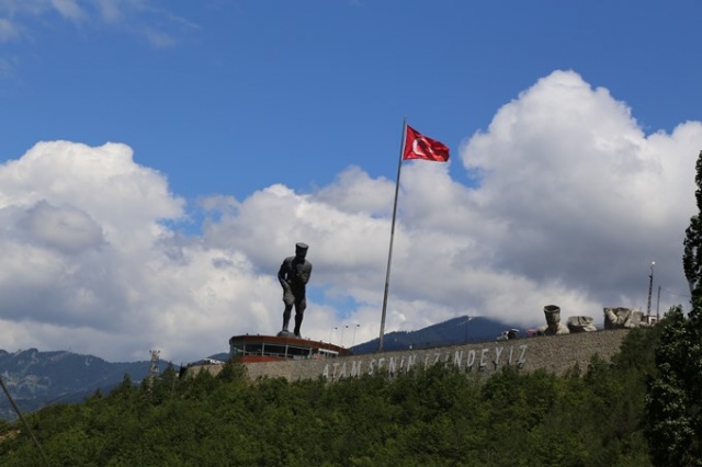 İpi kopan Türk bayrağını dağcılar göndere çekti 10