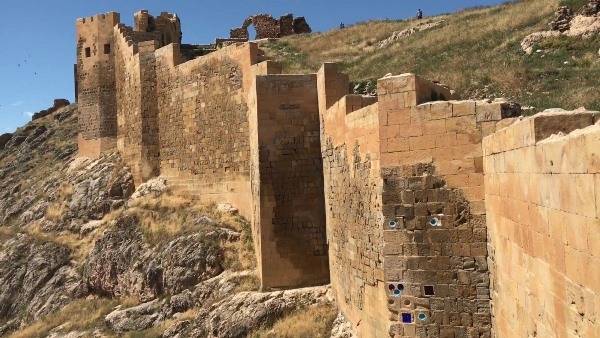 Bayburt Kalesi'nde tarihi kalıntı ve eserlere ulaşıldı 11