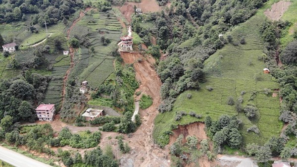 Trabzon'un Of ve Hayrat ilçelerindeki selden en fazla zararı çay bahçeleri gördü 7