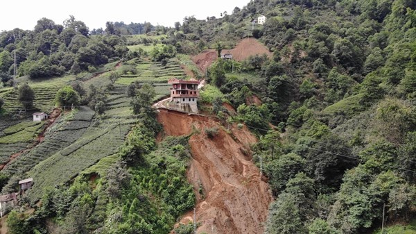 Trabzon'un Of ve Hayrat ilçelerindeki selden en fazla zararı çay bahçeleri gördü 10