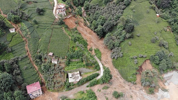 Trabzon'un Of ve Hayrat ilçelerindeki selden en fazla zararı çay bahçeleri gördü 11