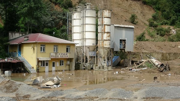 Trabzon'un Of ve Hayrat ilçelerindeki selden en fazla zararı çay bahçeleri gördü 14