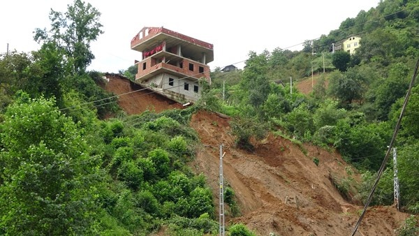 Trabzon'un Of ve Hayrat ilçelerindeki selden en fazla zararı çay bahçeleri gördü 17