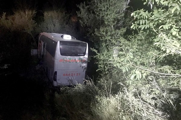 Gümüşhane'de yolcu otobüsü kaza yaptı ölü ve yaralılar var. Foto Haber. 4