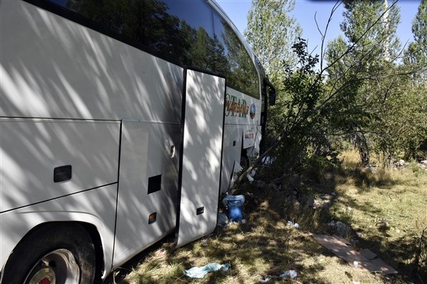 Gümüşhane'de yolcu otobüsü kaza yaptı ölü ve yaralılar var. Foto Haber. 16