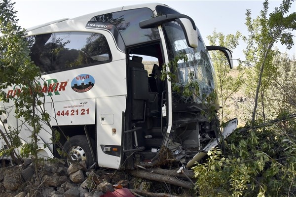 Gümüşhane'de yolcu otobüsü kaza yaptı ölü ve yaralılar var. Foto Haber. 18
