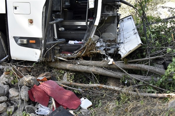 Gümüşhane'de yolcu otobüsü kaza yaptı ölü ve yaralılar var. Foto Haber. 8
