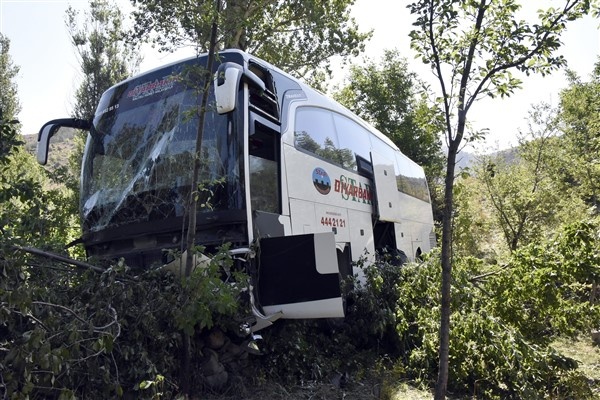 Gümüşhane'de yolcu otobüsü kaza yaptı ölü ve yaralılar var. Foto Haber. 12