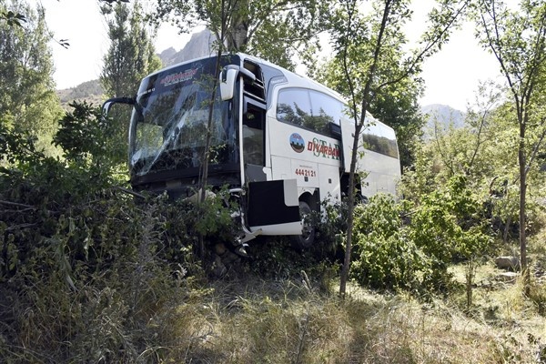 Gümüşhane'de yolcu otobüsü kaza yaptı ölü ve yaralılar var. Foto Haber. 9