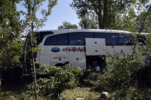 Gümüşhane'de yolcu otobüsü kaza yaptı ölü ve yaralılar var. Foto Haber. 11