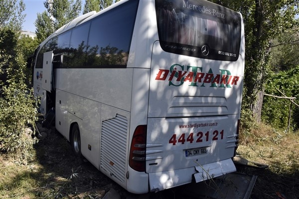 Gümüşhane'de yolcu otobüsü kaza yaptı ölü ve yaralılar var. Foto Haber. 7