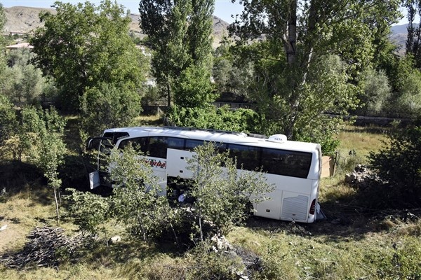 Gümüşhane'de yolcu otobüsü kaza yaptı ölü ve yaralılar var. Foto Haber. 15