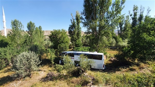 Gümüşhane'de yolcu otobüsü kaza yaptı ölü ve yaralılar var. Foto Haber. 13