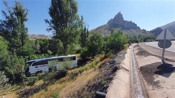 Gümüşhane'de yolcu otobüsü kaza yaptı ölü ve yaralılar var. Foto Haber. 17