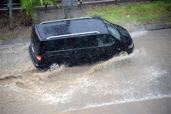 Trabzon'dan yağmur manzaraları! Poşetli önlem 11
