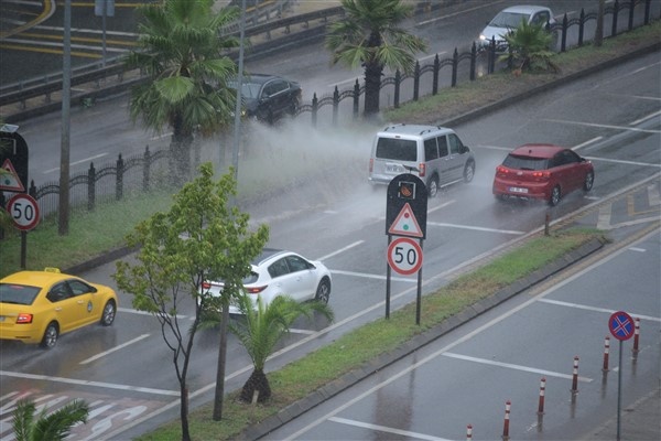 Trabzon'dan yağmur manzaraları! Poşetli önlem 3