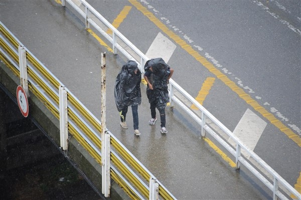 Trabzon'dan yağmur manzaraları! Poşetli önlem 12