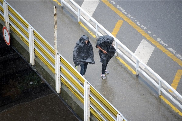 Trabzon'dan yağmur manzaraları! Poşetli önlem 13