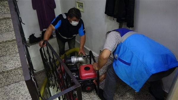 Trabzon'da otoparkı ve işyerlerini su bastı 6