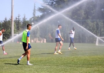 Trabzonspor'da hazırlıklar devam ediyor! Yıldız isim geri döndü 2