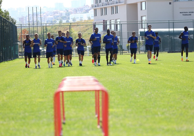Trabzonspor'da hazırlıklar devam ediyor! Yıldız isim geri döndü 11