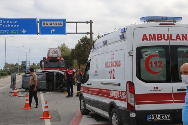 Trabzon plakalı beton mikseri otomobile çarptı: 5 yaralı 5