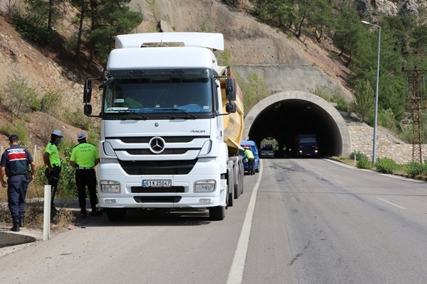 Trabzon plakalı kamyonun çarptığı bisiklet sürücüsü hayatını kaybetti 2