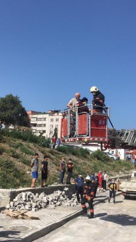 Trabzon'da yangında mahsur kalan 3 kişi kurtarıldı 4