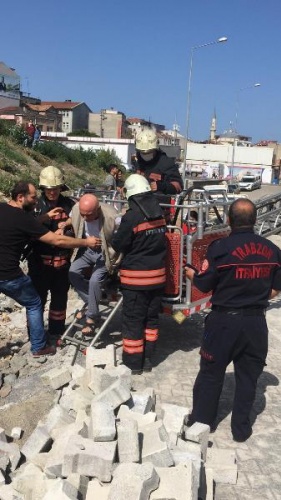 Trabzon'da yangında mahsur kalan 3 kişi kurtarıldı 5